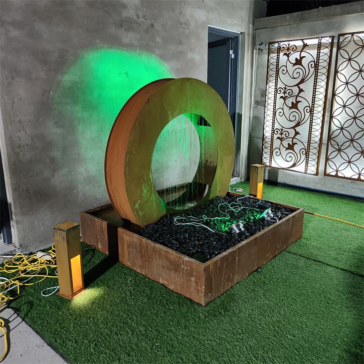 Lunar Arc Corten Çelik Su Özelliği Dış Mekan Peyzaj Perdesi