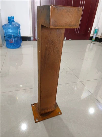 Rüzgara dayanıklı ve toz geçirmez lamba direği, dış mekanları aydınlatıyor.